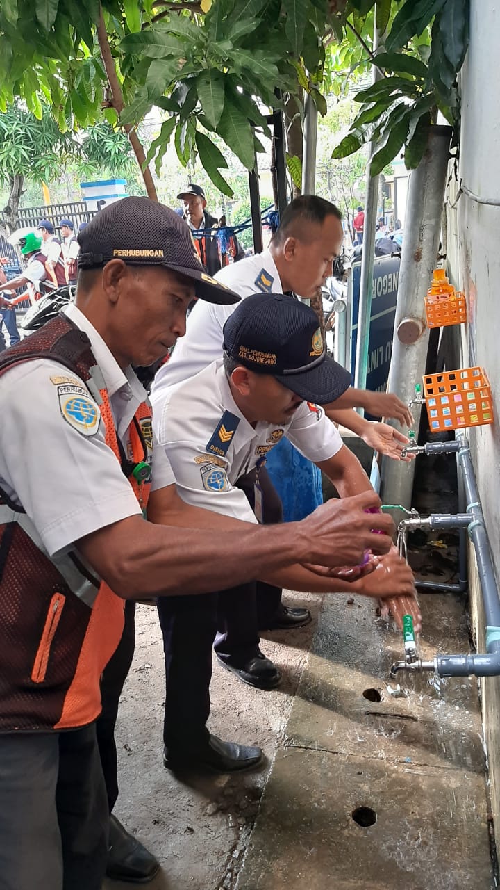 ANTISIPASI CORONA, DISHUB SEDIAKAN TEMPAT CUCI TANGAN DENGAN SABUN