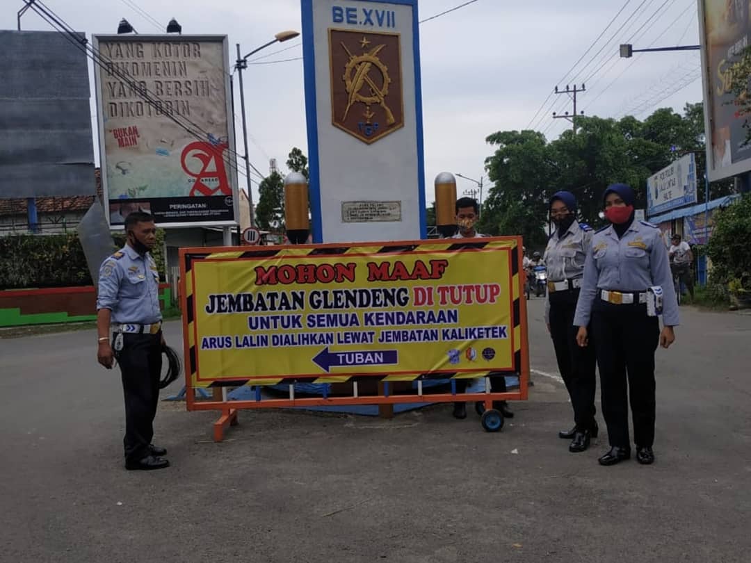 JEMBATAN GLENDENG RUSAK, ARUS LALU LINTAS DIALIHKAN