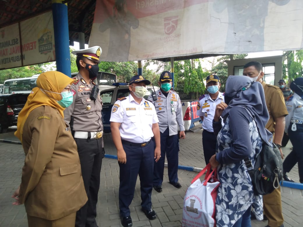 PETUGAS GABUNGAN SOSIALISASIKAN LARANGAN MUDIK DI TERMINAL DAN STASIUN