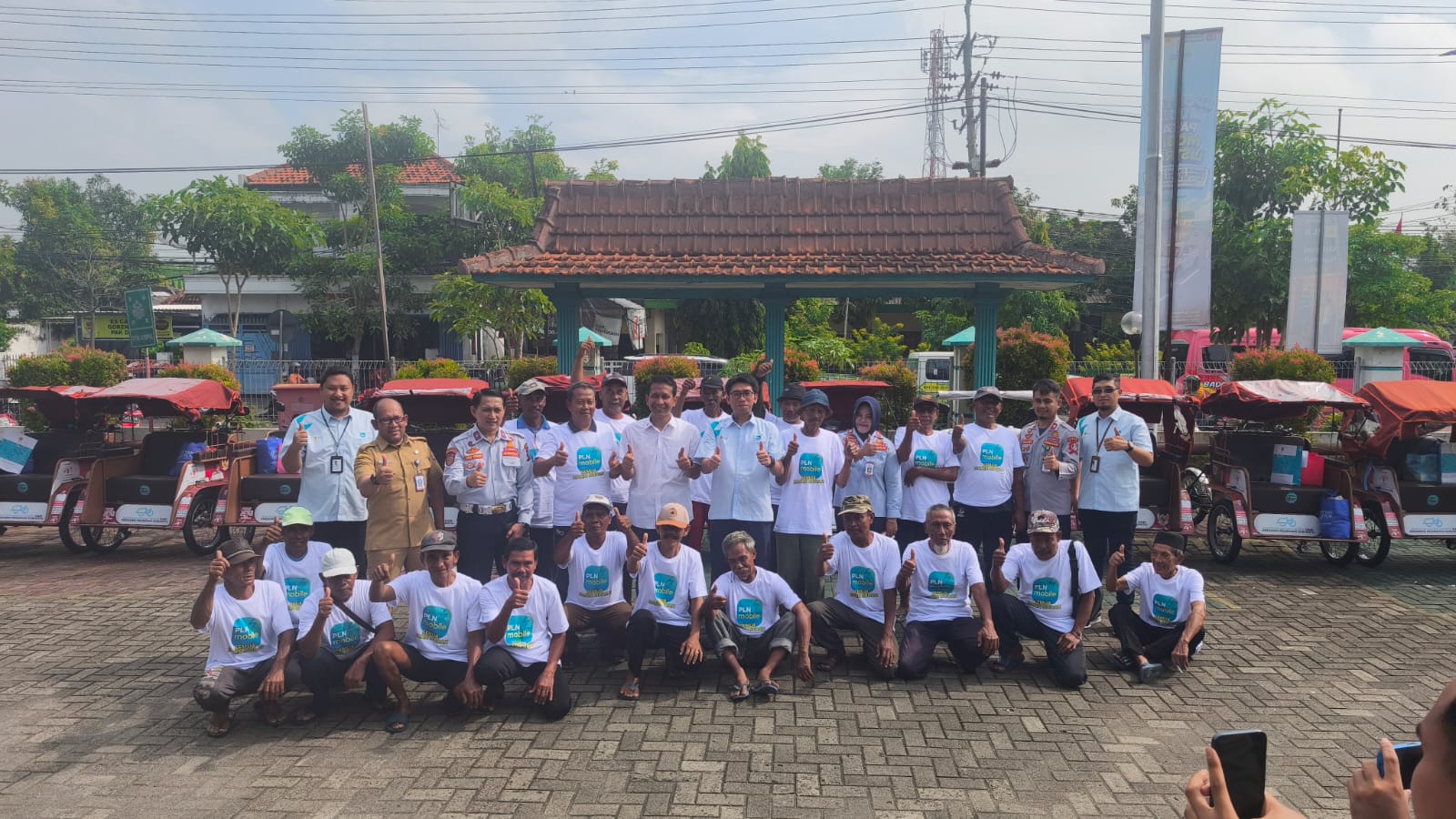 Dukung Transportasi Ramah Lingkungan, PLN Hadirkan Charging Station Becak Listrik di Bojonegoro