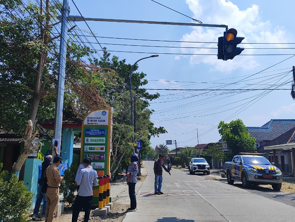Dishub Tingkatkan Keselamatan Lalu Lintas Melalui Pemasangan Warning Light di 13 Titik Strategis