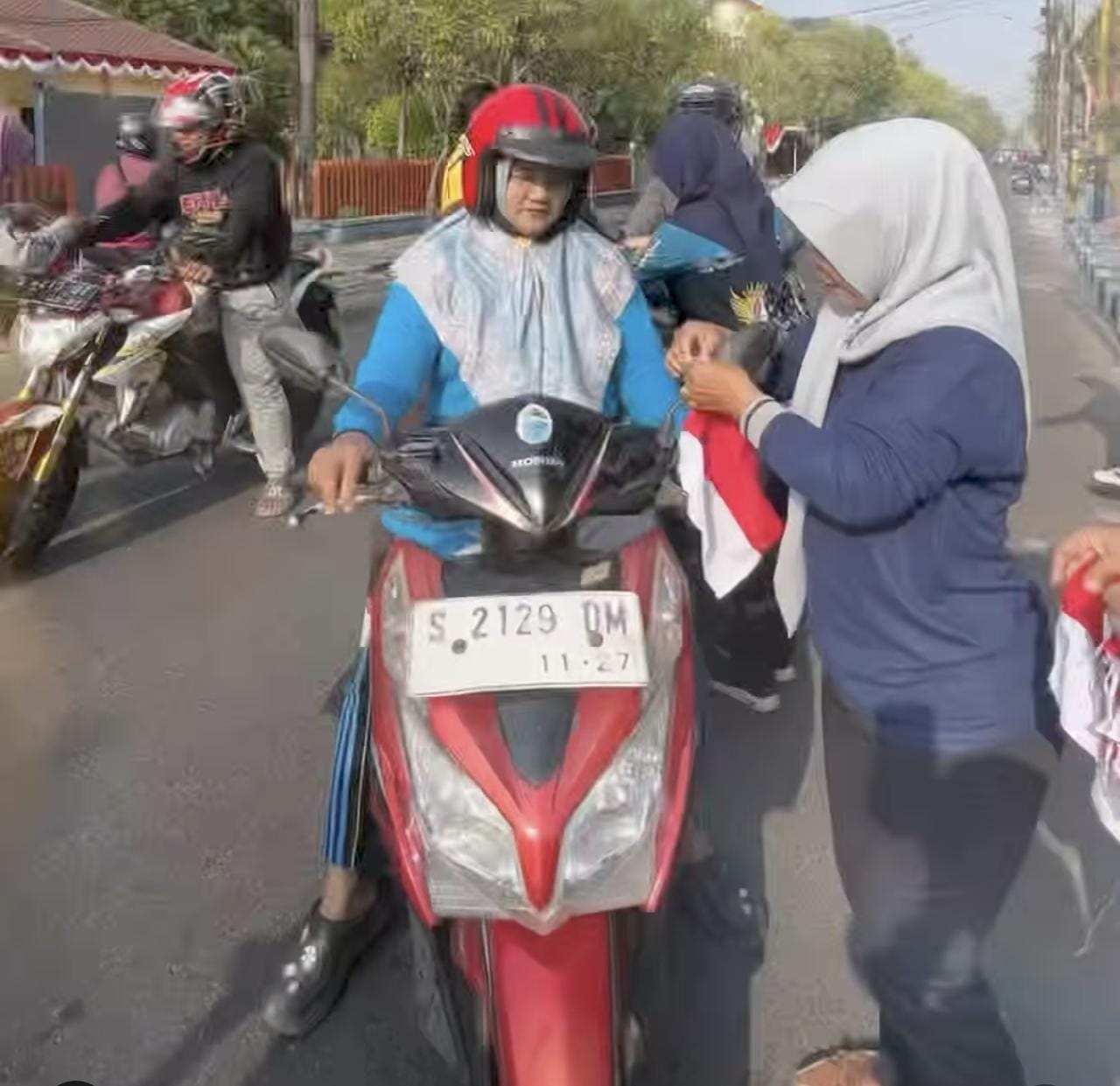 Kibarkan Semangat Nasionalisme: Dishub Bagikan Bendera Merah Putih Sambut HUT RI ke-81