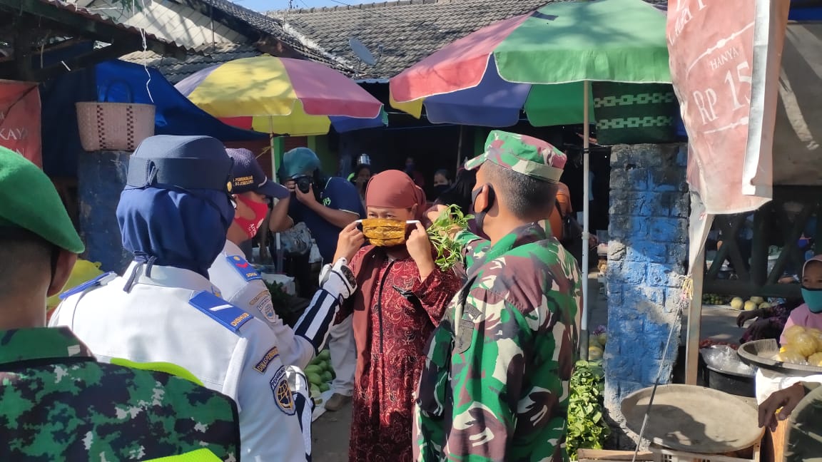 Kegiatan Bagi Masker Gratis