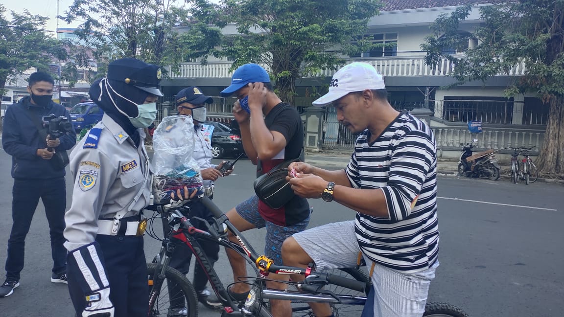 Kegiatan Bagi Masker Gratis
