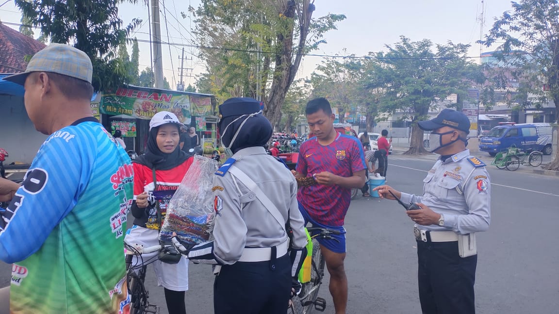 Kegiatan Bagi Masker Gratis